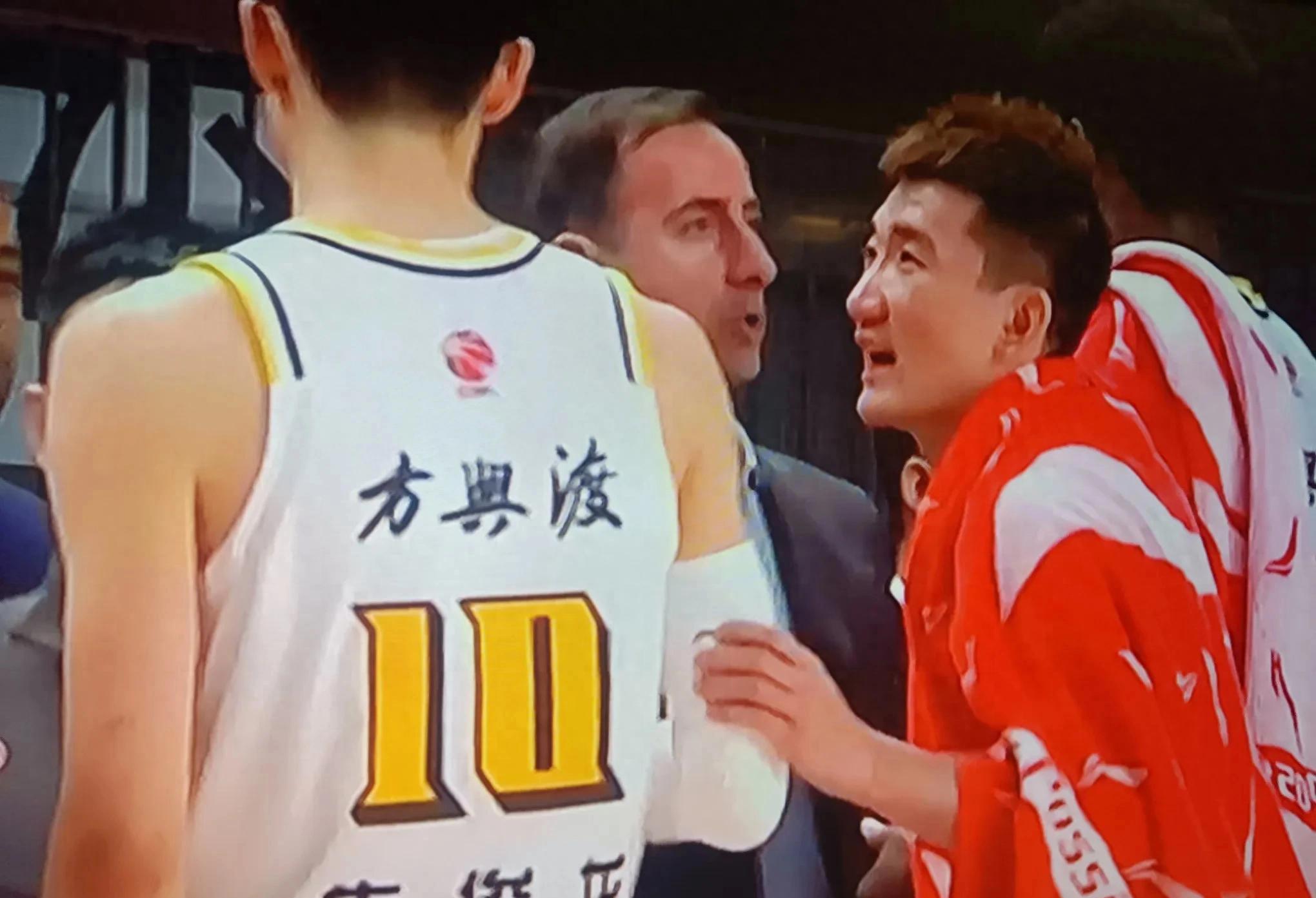 爱游戏娱乐-CBA战术调整奏效，成功扭转局势