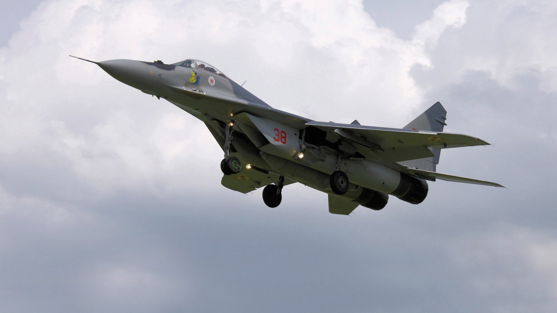 爱游戏娱乐-绝杀之战，红牛车队险胜哈斯，拉塞尔高光表现定乾坤